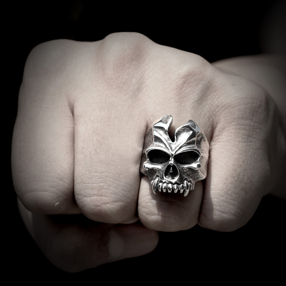 Devil Tooth Skull Ring – Busted Gothic Punk Biker for Alternative Styling, Collecting