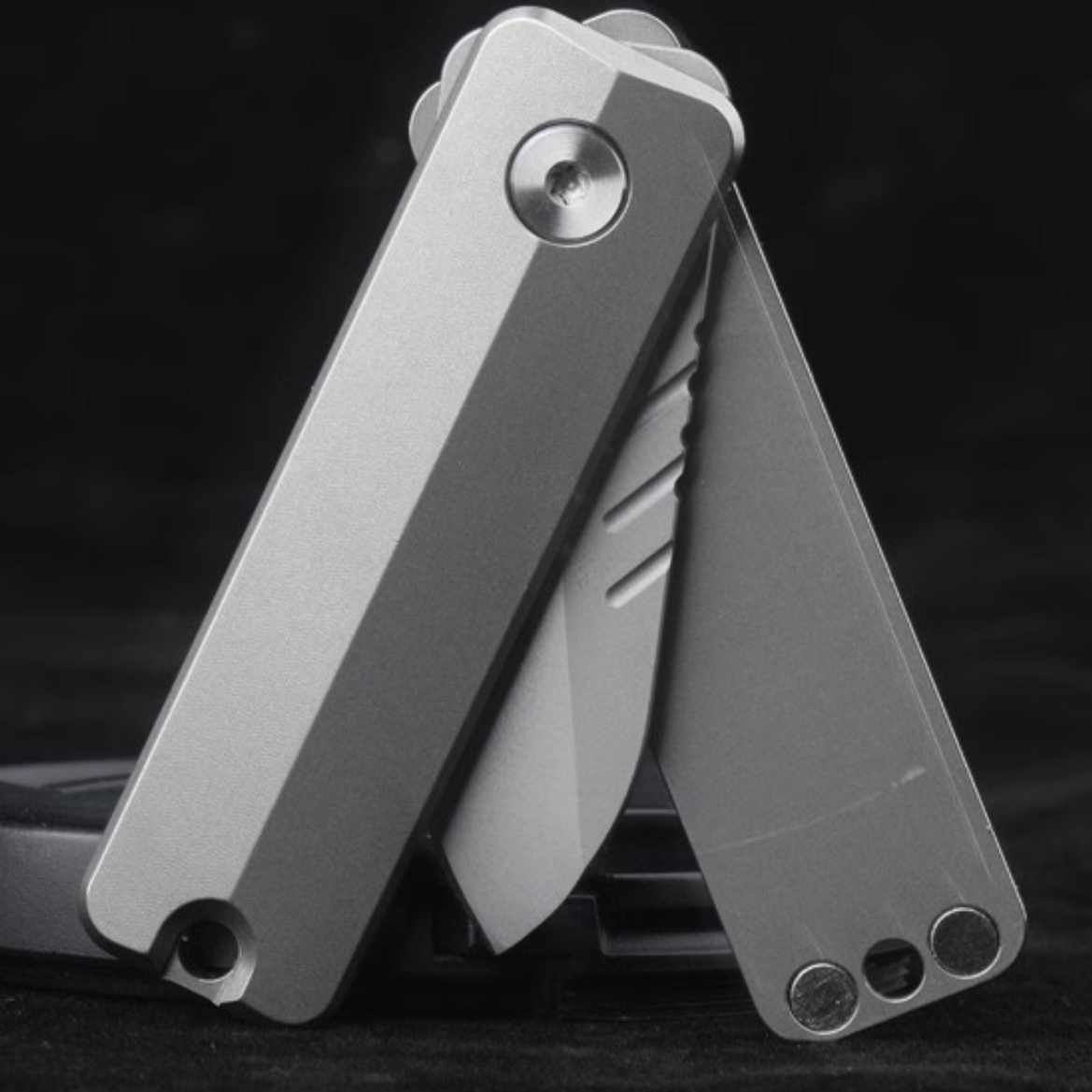 Magnetic Fidget Toy – TiSpin Blade Titanium Utility Knife with D2 Steel EDC Multi-Tool
